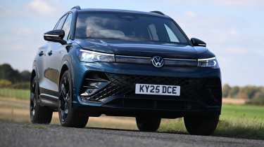 Volkswagen Tiguan в повороте